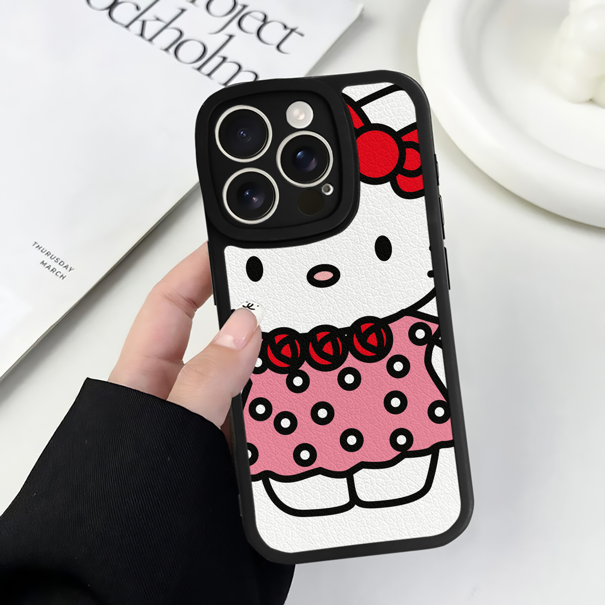 （画像用） Hello Kitty ハローキティ 【iPhone 16シリーズ対応】シリコンスマホケース（レザー調） 材質：シリコン